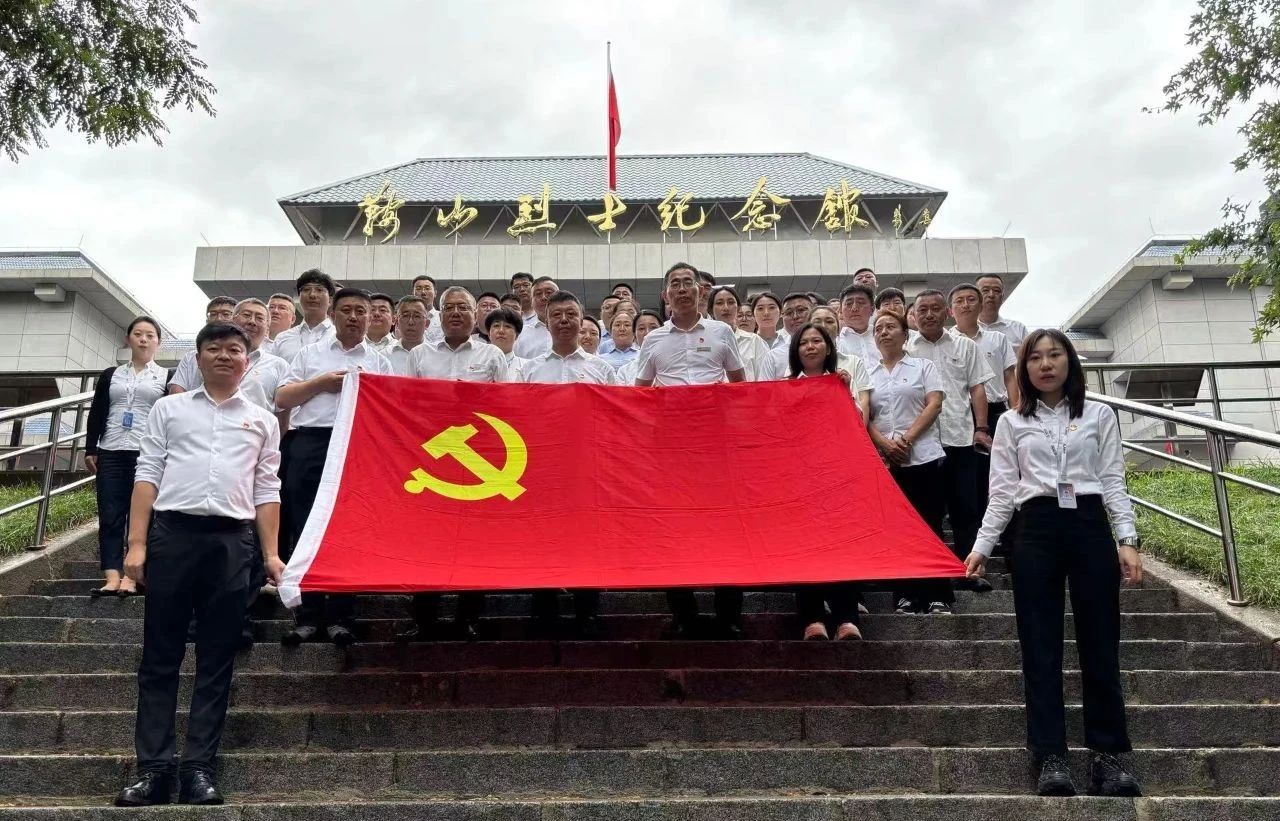 鞍勤集團(tuán)、公服集團(tuán)開展“憶初心、強(qiáng)黨性、轉(zhuǎn)作風(fēng)、建新功”慶“七·一”主題黨日活動